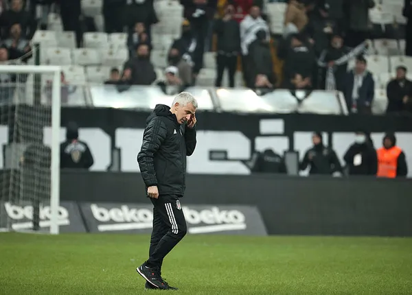 1640333876017.jpg Beşiktaş'ta taraftarlardan Önder Karaveli'ye büyük destek: Uyruğu İtalyan, soyadı Caravelli olsa...-5