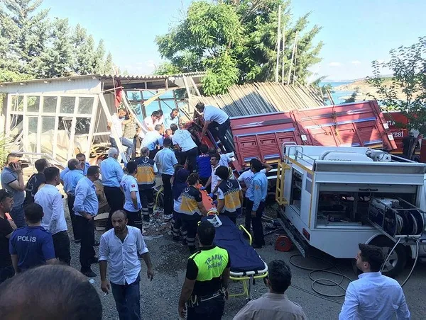 Freni boşalan kamyon, restoranın mescidine girdi: 3 ölü, 2 yaralı-1