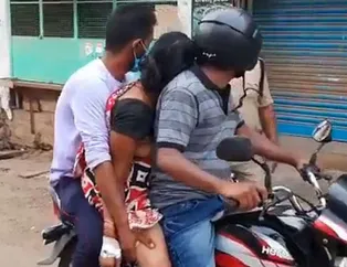Dünya Hindistan'daki bu olayı konuşuyor! Ölen annelerini motosikletle taşıdılar