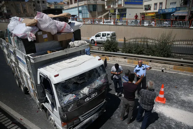 Freni boÅalan kamyon, 4 araca çarpıp yan yattı: 5 yaralı