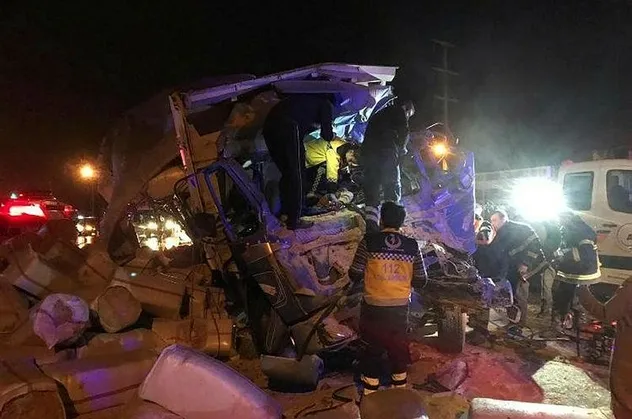 Son dakika: Bitlis'te askeri araçla kamyon çarpıştı: 1 ölü, 2 yaralı