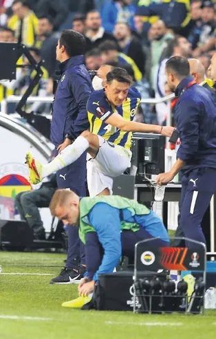 Mesut Özil'den bomba etkisi yaratan tepki! Pereira’nın gözü önünde şişeye tekme attı formasını havaya fırlattı