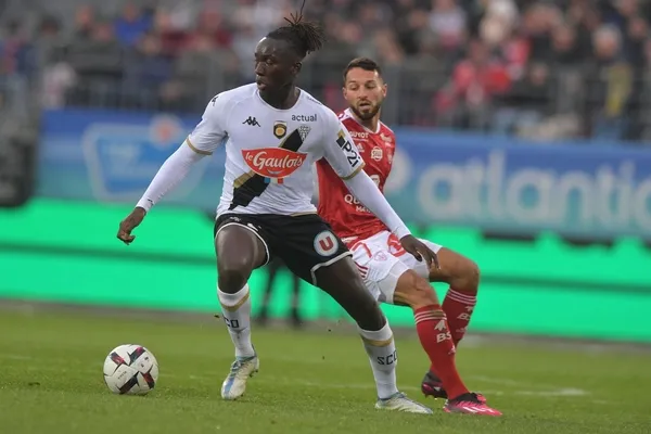 trabzonspor-orta-sahayi-doldurmaya-calisiyor-kesenin-agzi-acildi-angersin-on-liberosu-batista-mendy-icin-tum-s-1692139954615.jpeg Trabzonspor orta sahayı doldurmaya çalışıyor! Kesenin ağzı açıldı: Angers’in ön liberosu Batista Mendy için tüm şartlarını zorlanıyor-3