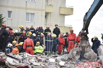 Depremin vurduğu Arnavutluk’tan kahreden kare! Ölenlerin fotoğrafları direklere asıldı