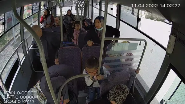 kadin-otobus-soforu-bayilan-yolcuyu-guzergah-degistirip-hastaneye-yetistirdi-1649857819320.jpg Kadın otobüs şoförü bayılan yolcuyu güzergah değiştirip hastaneye yetiştirdi-5