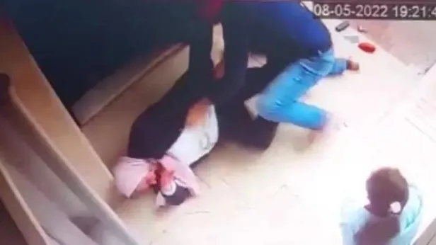 Anneler gününde kayınvalidesine faciayı yaşattı! Eve giren kadını dakikalarca dövdü-4