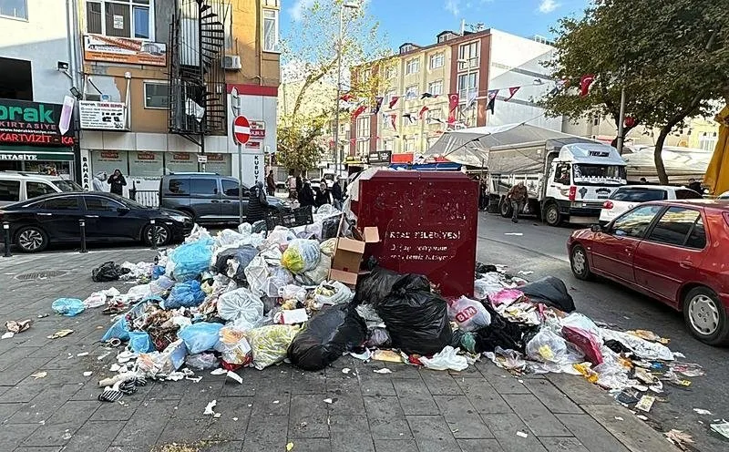 Kartal Belediyesi iştiraki Kartursaş AŞ işçilerinin bir süredir devam eden toplu sözleşme görüşmelerinden sonuç alınamaması üzerine başlattığı eylem devam ediyor. Bu nedenle toplanmayan çöpler sokaklarda, bina önlerinde ve çöp konteynerlerinin etrafında birikti. (AA)