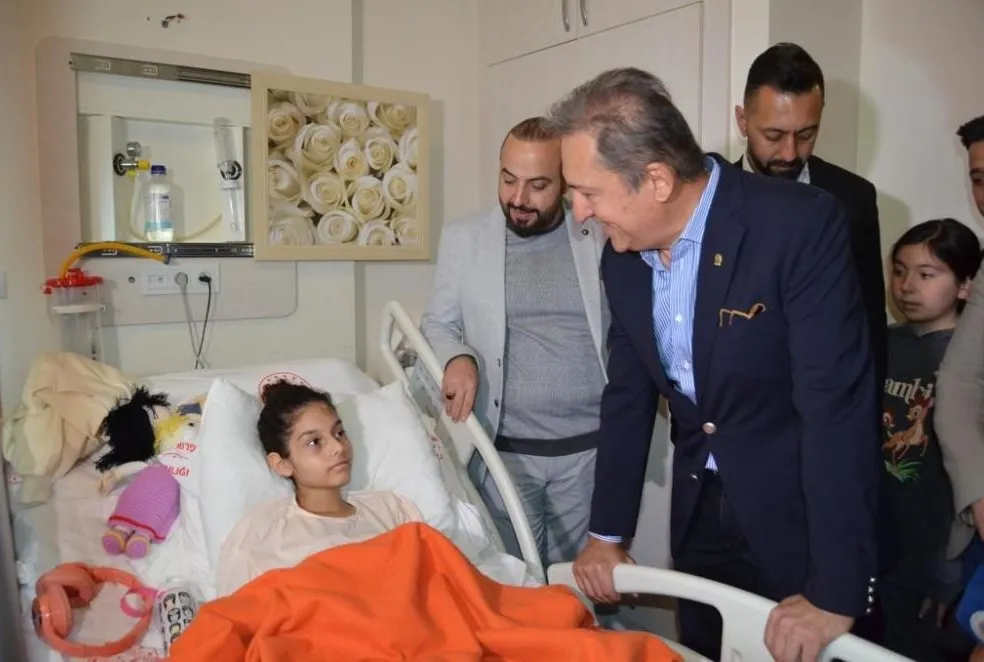 Enkazda ıslanan bez parçasıyla hayata tutundu