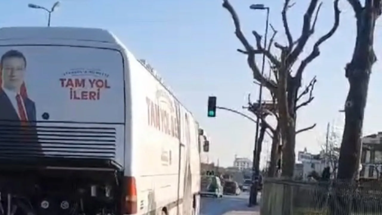 CHP’li Ekrem İmamoğlu’nun ‘Tam yol ileri’ yazan seçim otobüsü yolda kaldı!