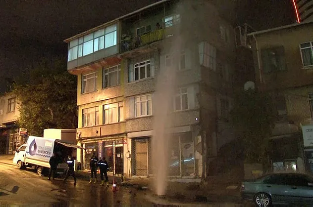 İSKİ borusu bu kez de Kadıköy'de patladı! Cadde göle döndü trafik aksadı