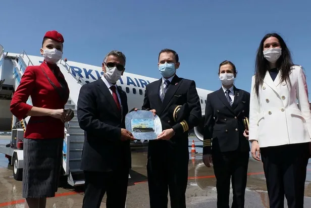 THY'nin 19 Mayıs özel uçuşunda en genç kaptan pilotu Selin Sevimli görev aldı-5