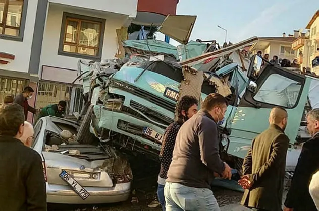 Ankara'da freni boşalan kamyon dehşet saçtı! 10 aracı ezdi hurdaya döndü