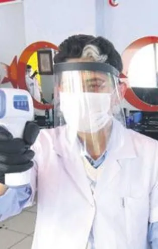 İstanbullu berber coronavirüse savaş açtı! Müşterileri için bir hemşireyi işe aldı...