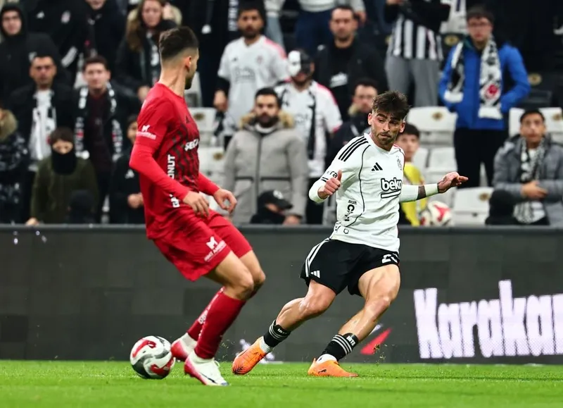 besiktasa-sok-iki-yildiz-futbolcu-sakatlandi-1765217778118.jpg