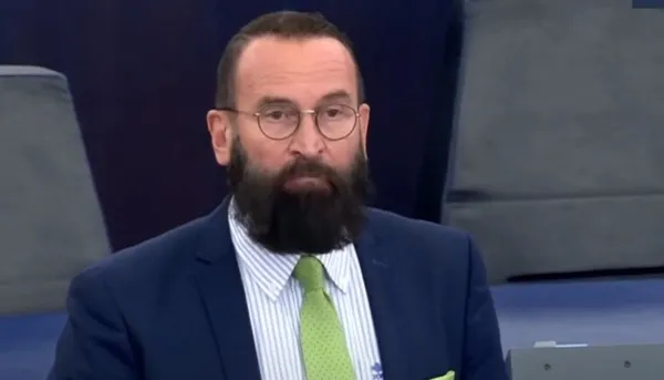 escinsellik-karsiti-avrupa-parlamentosu-milletvekili-escinsel-iliski-partisinde-basildi-1606889686346.jpg Eşcinsellik karşıtı Avrupa Parlamentosu milletvekili eşcinsel ilişki partisinde basıldı-7