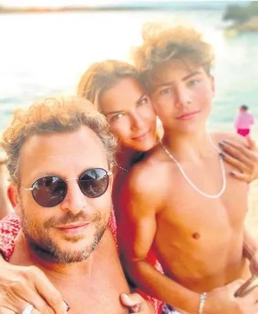 rufat-ismayil-paris-fashion-weekte-boy-gosterdi-gunay-musayeva-podyumun-tozunu-attirdi-1633383712332.jpeg Rufat İsmayil Paris Fashion Week'te boy gösterdi! Günay Musayeva podyumun tozunu attırdı-6