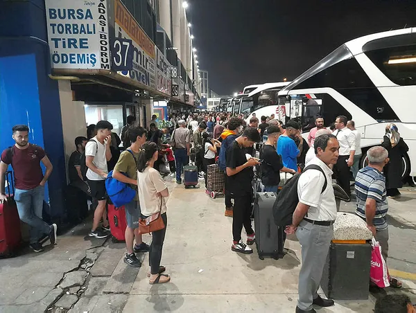 kurban-bayrami-oncesi-trafik-kitlendi-otogarda-adim-atacak-yer-kalmadi-1657232578342.jpg Kurban bayramı öncesi trafik kilitlendi, otogarda adım atacak yer kalmadı! İstanbul trafiğinde son durum...-2