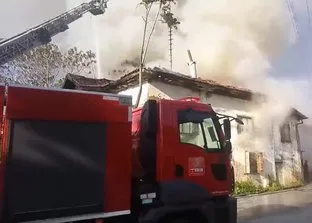 Burdur’da depoda çıkan yangın evlere sıçradı 2 ev ve 1 depo kullanılamaz hale geldi