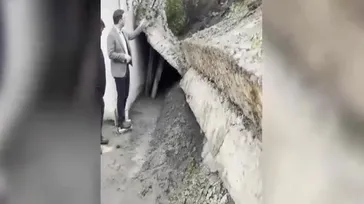 Sağanak sonrası toprak kaydı, duvar çöktü