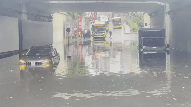 Uyarılara rağmen İstanbul yağmura yine hazırlıksız yakalandı: Yollar nehir hayat felç-9