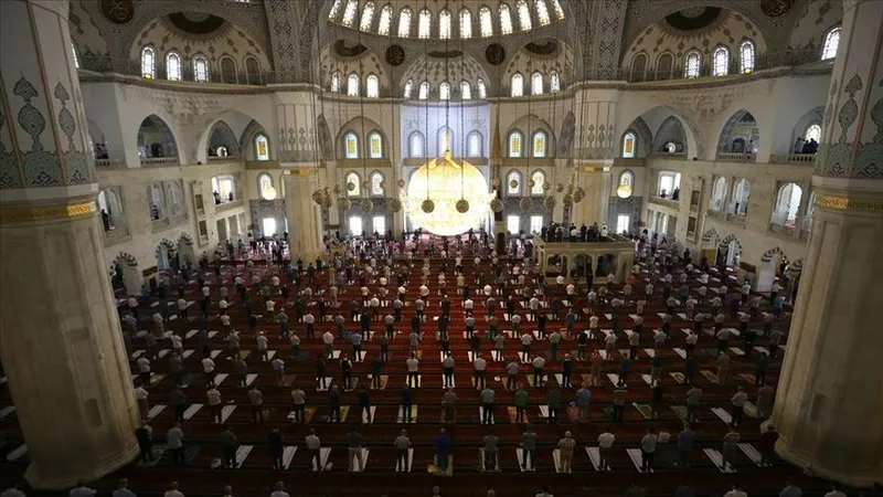 15-mayis-2026-cuma-hutbesi-islamda-aile-ve-toplum-sorumlulugu-vurgusu-1778770749044.jpg 15 Mayıs 2026 Cuma hutbesi: İslam'da aile ve toplum sorumluluğu vurgusu-4