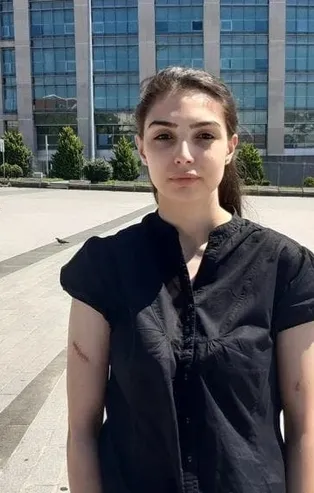 Eşini acımasızca defalarca sokak ortasında bıçaklamıştı! Mahkeme cezayı kesti