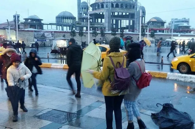 Son dakika: İstanbul'da beklenen yağış ve rüzgar etkisini göstermeye başladı