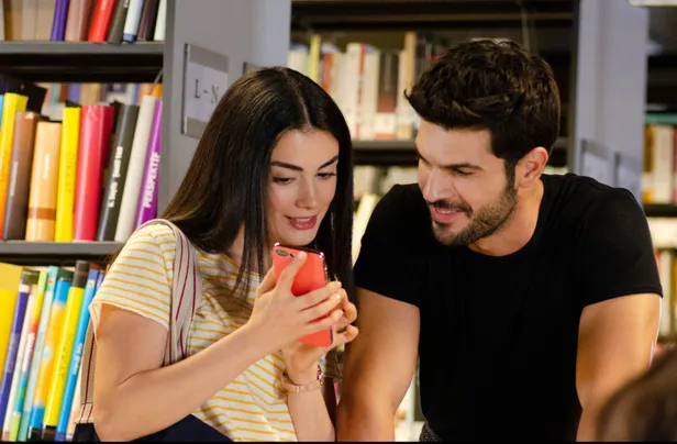 basamaklari-hizla-tirmanacak-ozge-yagizin-bahti-yaver-gidiyor-sans-kapisini-caldi-iste-yeni-rolu-1626087751803.jpg Basamakları hızla tırmanacak! Özge Yağız'ın bahtı yaver gidiyor şans kapısını çaldı! İşte yeni rolü-5