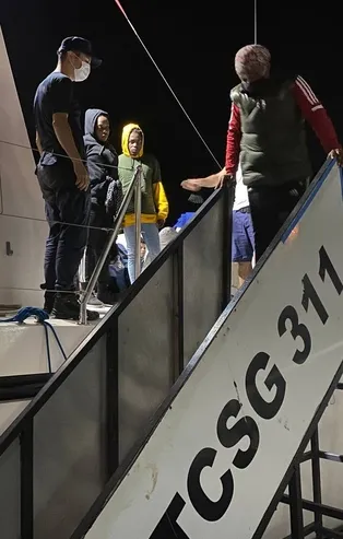 İzmir açıklarında 32 göçmen yakalandı