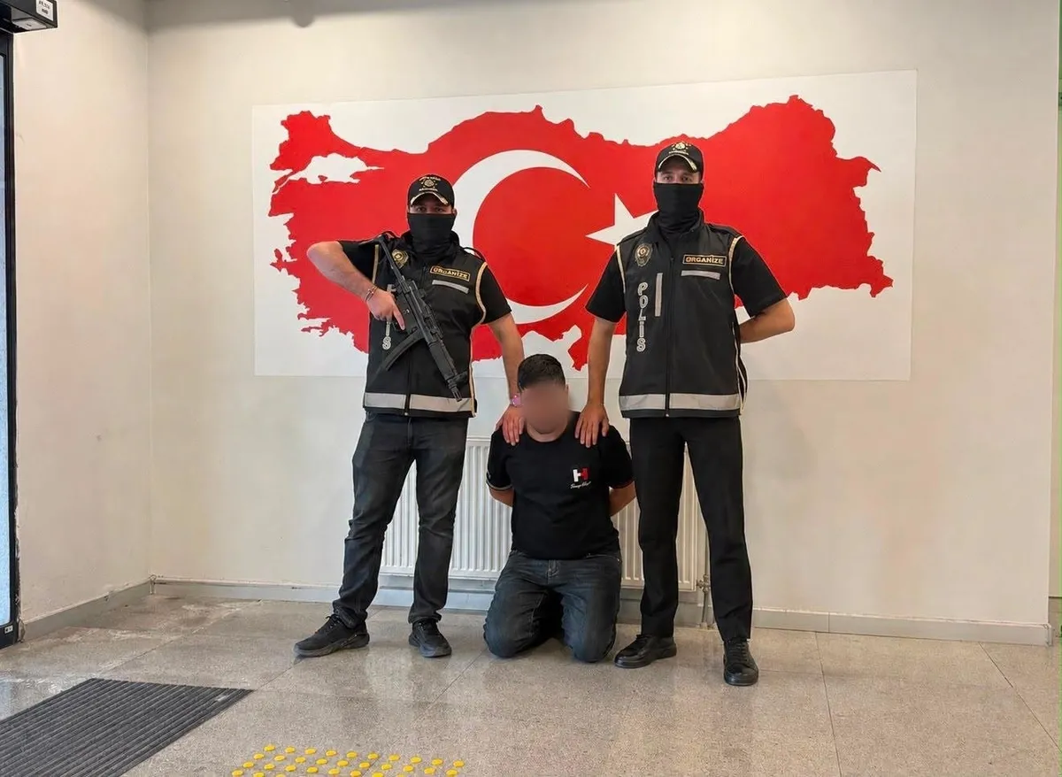 yeni-nesil-suc-orgutu-baglantili-aranan-supheli-bakude-yakalandi-1786806078039.jpeg Yeni nesil suç örgütüyle bağlantılı aranan Ö.A.K. Bakü’de yakalanarak Türkiye’ye getirildi-2
