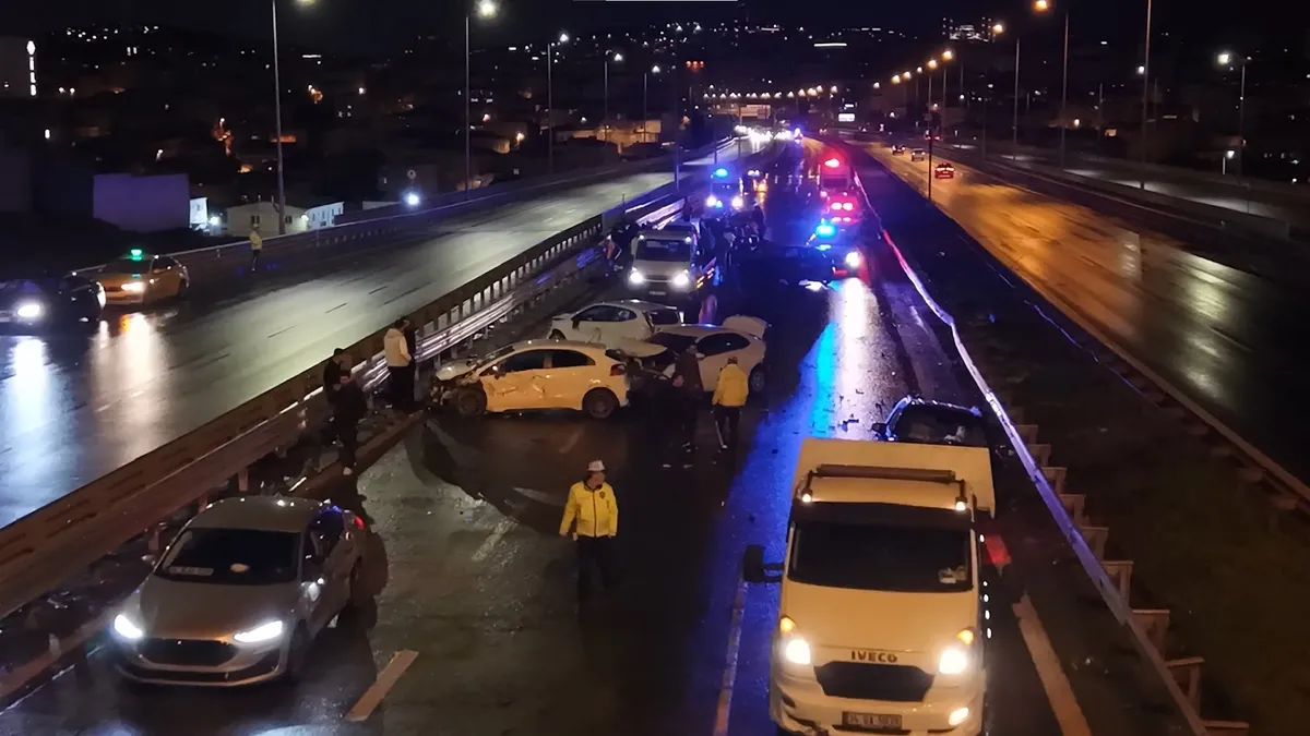 Ataşehir'de 7 aracın karıştığı zincirleme kaza: 3 kişi yaralandı