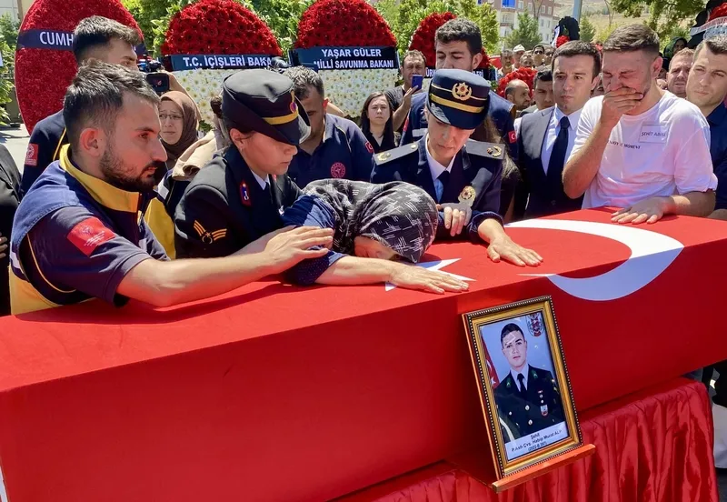 kirsehirde-sehit-astsubay-cavus-icin-toren-son-yolculuguna-ugurlandi-1723128773999.jpeg Kırşehir’de şehit astsubay çavuş için tören: Son yolculuğuna uğurlandı | Kalp krizi geçiren şehidin annesi sedye ile getirildi-4