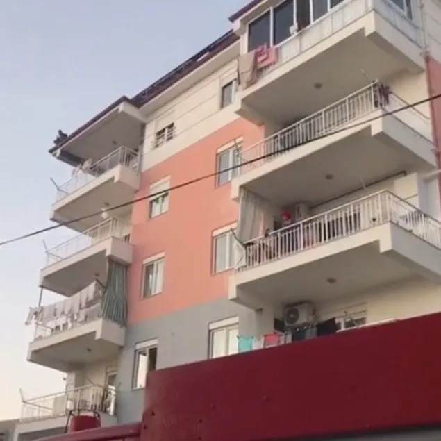24 yerinden bıçaklandı: Kanları balkonun giderinden...
