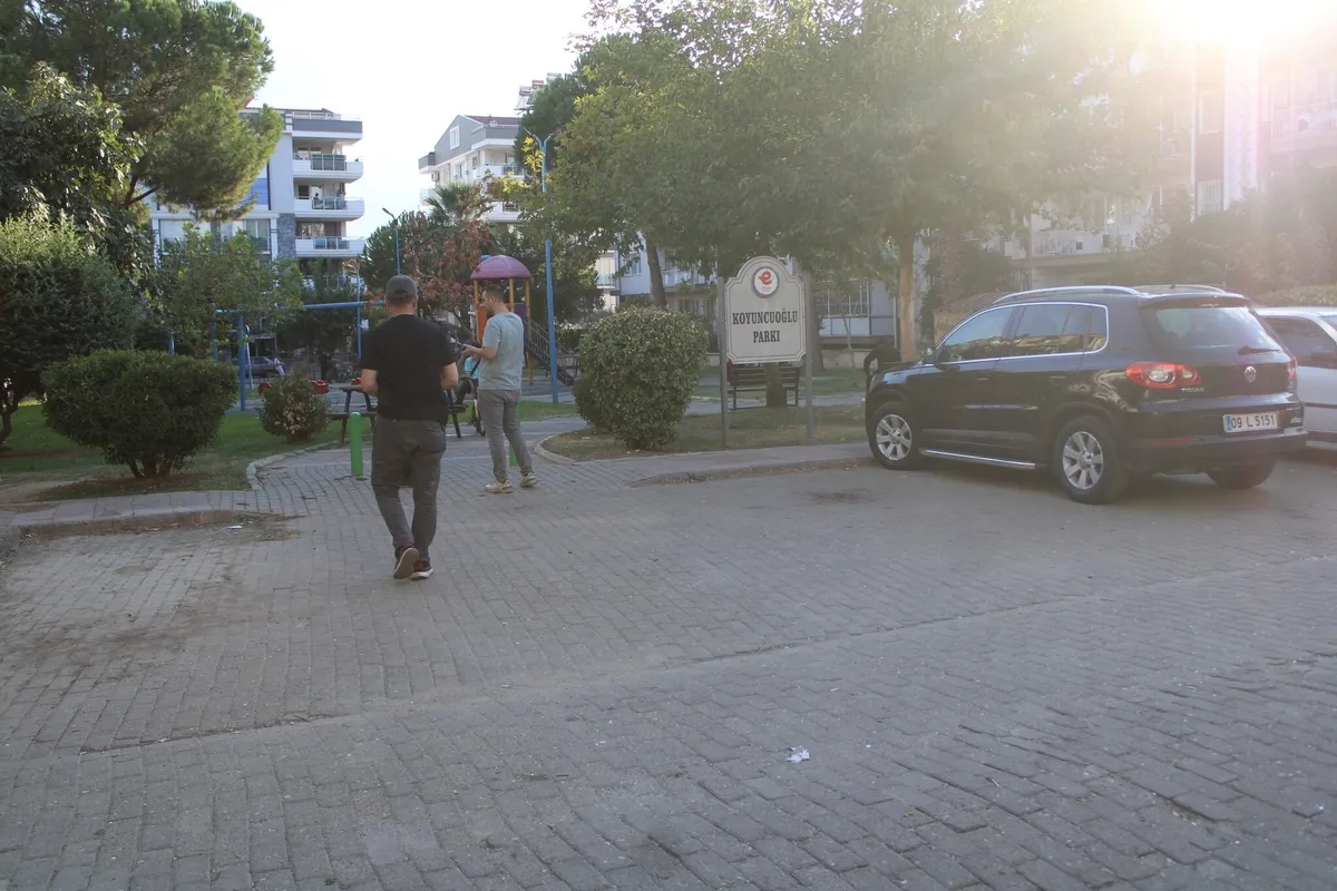 aydinda-lise-onunde-silah-alarmi-2-supheli-yakalandi-1790194493339.jpg Aydın’da okul çevresinde silah alarmı! Pompalı tüfek minibüsün altından çıktı: 2 şüpheli yakalandı-5