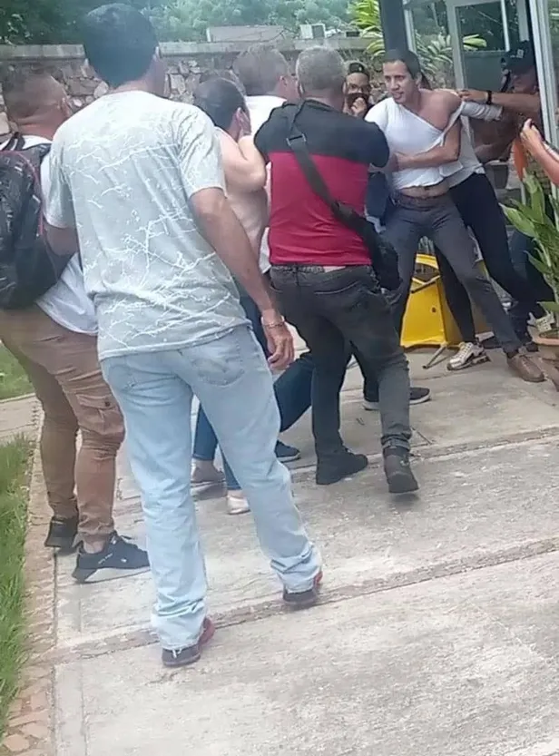 venezuelada-abdnin-destekledigi-juan-guaido-halk-tarafindan-dovuldu-1655022050127.jpeg