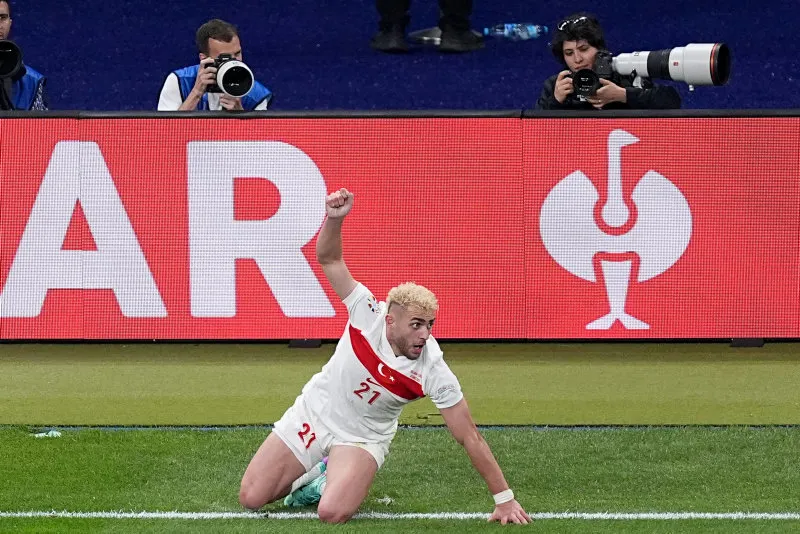 Galatasaray'ın yıldızı İngiltere'ye uçtu! Ada basını görüşeceği takımları yazdı - 20