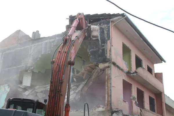 her-yil-birden-fazla-kisi-hayatini-kaybediyor-rizede-dere-yatagindaki-binalar-yikiliyor-1641801268955.jpg Her yıl birden fazla kişi hayatını kaybediyor! Rize'de dere yatağındaki binalar yıkılıyor-8