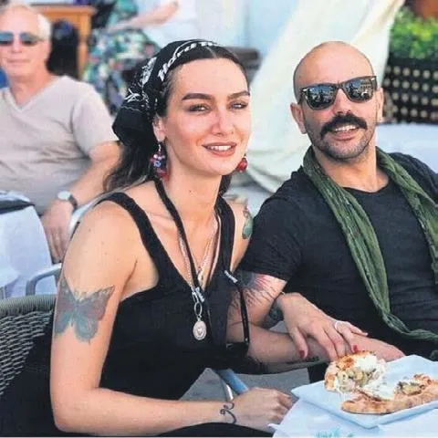birce-akalay-ve-can-tunali-yillar-sonra-tekrar-aska-geldi-1678565027578.jpeg