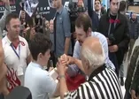 Bakan Albayrak ve oğlu bilek güreşi yaptı