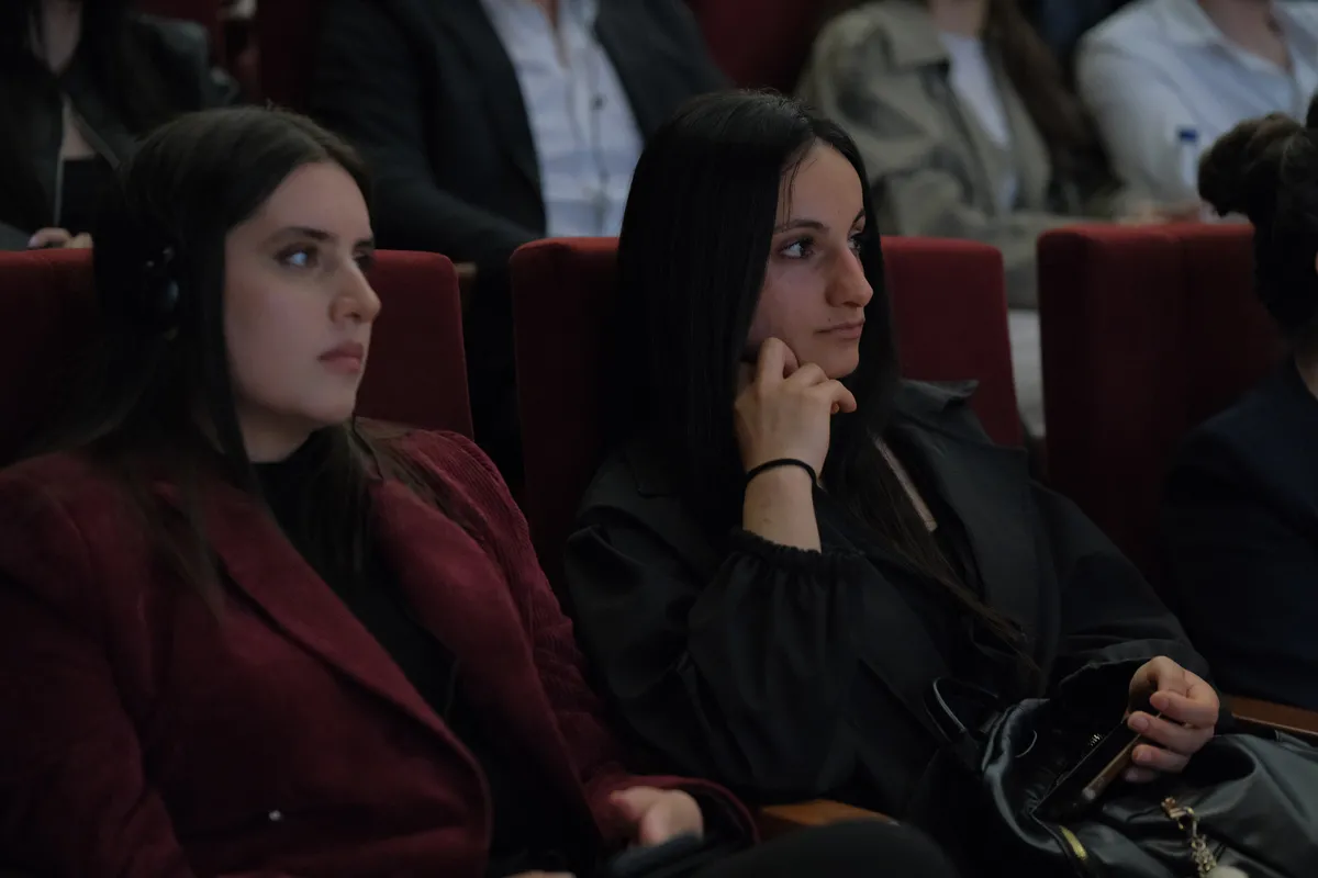 dekolonize-film-gunlerinde-iki-gunluk-ozel-secki-hafiza-kimlik-ve-direnis-beyaz-perdeye-tasindi-1778692990311.jpg Dekolonize Film Günleri’nde iki günlük özel seçki! Hafıza ve direniş sinemayla anlatılıyor | Majidi’den dikkat çeken çıkış: Süper kahraman filmleri bile Batı’yı kurtarıcı gösteriyor-9