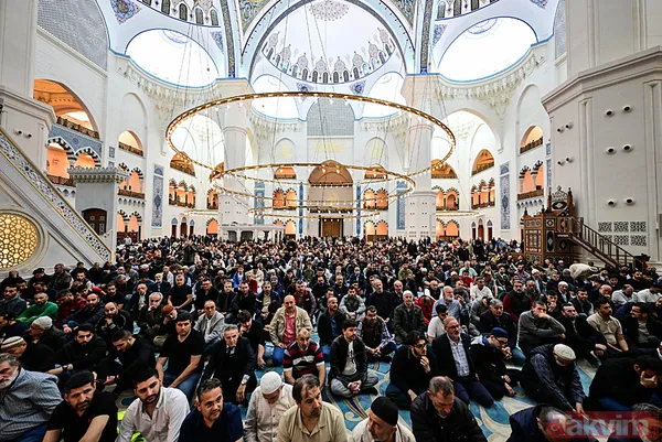 Dua ve tövbelerin kabul edildiği kutlu gecede eller semaya açıldı! İşte Türkiye'den Kadir Gecesi'ne özel kareler... - 5