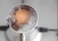 Sadece 2 kaşık ilave etmek yeterli! Tuz eklemekten 10 kat daha etkili! Yumurtalarınız haşlarken bir daha çatlamayacak