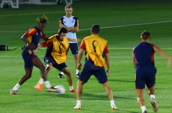 luis-enriqueden-alkis-alan-hareket-yayin-gelirlerini-cocuk-onkolojisi-vakfina-bagislayacak-1670314511810.jpg Luis Enrique'den alkış alan hareket! Yayın gelirlerini çocuk onkolojisi vakfına bağışlayacak-7