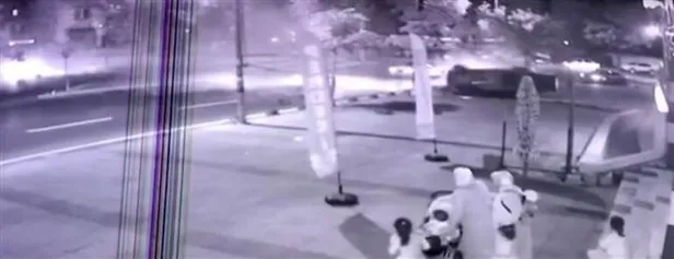Sancaktepe'de otomobil kaldırıma uçtu, yayaların arasına daldı: Yaralılar var-2