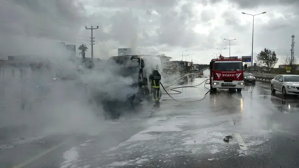 japon-turistlerin-tur-minibusu-alev-alev-yandi-1644328135269.jpg Japon turistlerin tur minibüsü alev alev yandı-2