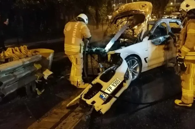 Üsküdar'da bariyerlere çarpan otomobil yandı