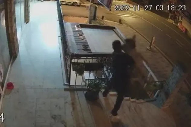 Bir yanda vahşet diğer yanda merhamet! Biri köpeği öldürmeye çalıştı biri kurtardı