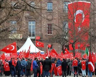 Avrupa’daki Türkler teröre karşı meydanlarda