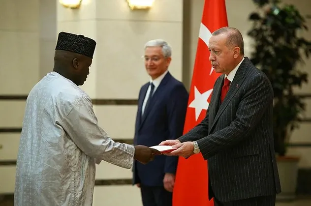 Gambiya Büyükelçisi Kinteh, Erdoğan'a güven mektubu sundu