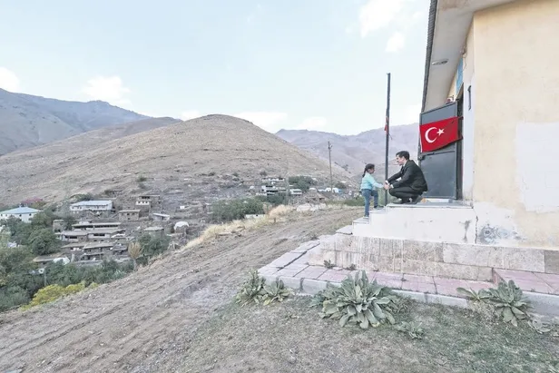 devlet-zilani-unutmadi-mezrada-yasayan-kucuk-kiz-icin-okul-acildi-ogretmen-atandi-1666400045302.jpeg